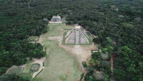 drone volando sobre las ruinas mayas en méxico azteca