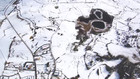 Esta-Es-Una-Filmación-De-Montañas-En-Un-Día-De-Nieve,-También-Puedes-Ver-Grandes-Lagos-Y-Un-Pueblo