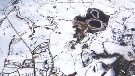 esta es una filmación de montañas en un día de nieve, también puedes ver grandes lagos y un pueblo