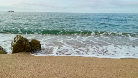 Wasser-Meer-Schöner-Paradiesstrand-Im-Mittelmeer-Costa-Del-Maresme-Barcelona-Luftbild-Türkisblaues-Wasser-Mit-Natürlichen-Felsen