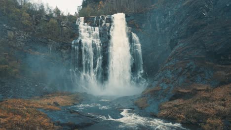 Atemberaubender-Skjerfossen-Wasserfall