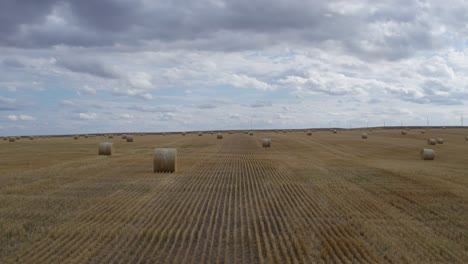 Vista-Aérea-De-Fardos-Redondos-De-Heno-En-El-Campo-En-Montana.