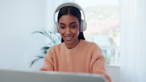 música, auriculares y computadora con una mujer