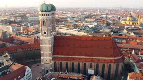 Drohnen-Luftlandschaft,-Pfanne-Der-Frauenkirche,-Kirche,-Kathedrale,-Stadtturm,-Religion,-Reisen,-Tourismus,-München,-Bayern,-Deutschland,-Europa