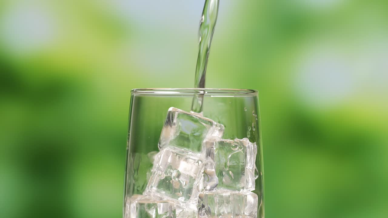 유리잔에 얼음이 들어있는 물