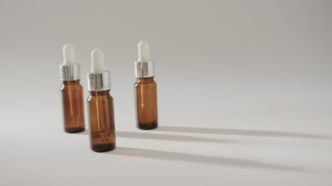 cerrar tres botellas de vidrio con bombas con espacio de copia en fondo blanco