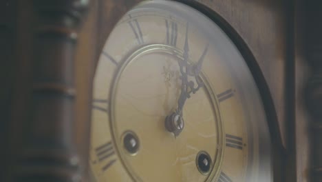 Hermosa-Foto-De-Un-Detalle-De-Un-Reloj-De-Péndulo-Deli-De-1920-De-1900,-Un-Objeto-Ancestral-Antiguo-Con-Manecillas-Decoradas-Y-Números-Romanos-Para-Marcar-El-Tiempo