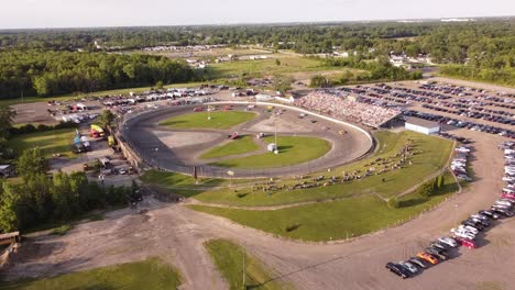 Los-Vehículos-Deportivos-Compiten-En-Flat-Rock-Speedway-En-La-Competencia-De-Carreras-De-Autos-Stock-En-Michigan,-EE.UU.