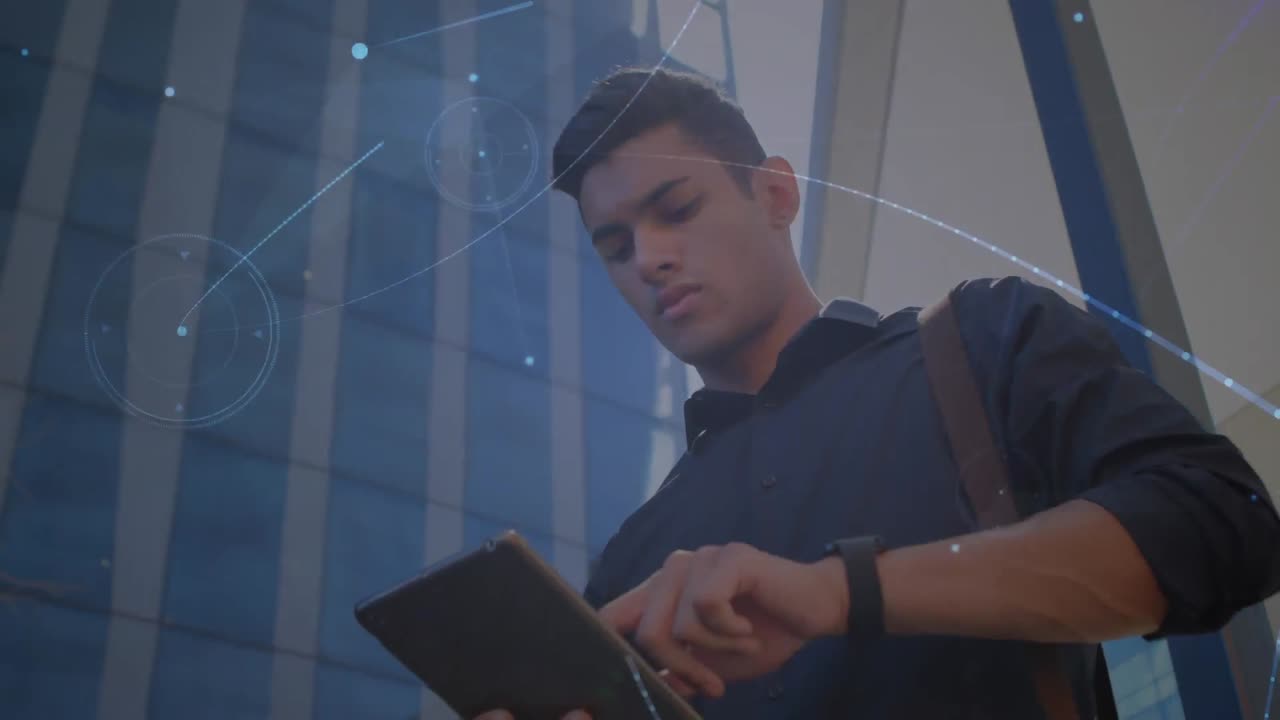 animación de la red de conexiones a través de un hombre de negocios que usa una tableta