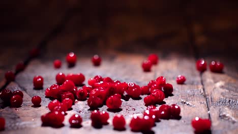 bayas rojas en una mesa de madera