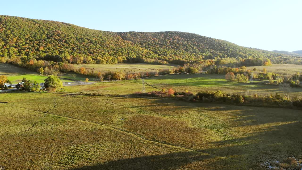 vista de pájaro sobre el paisaje verde con un vasto valle y montañas alrededor de la escalera al sendero del cielo, nueva jersey