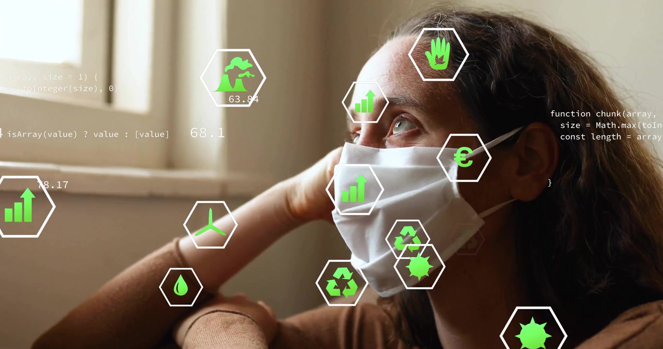 Mujer pensativa con mascarilla observando datos ambientales.