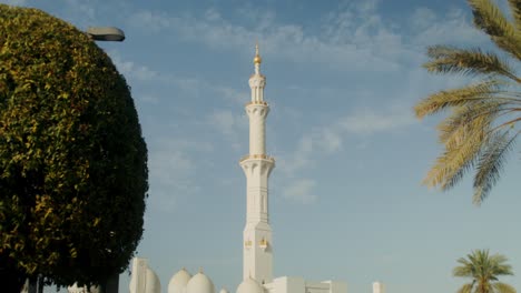 hermoso minarete de la mezquita y paisaje