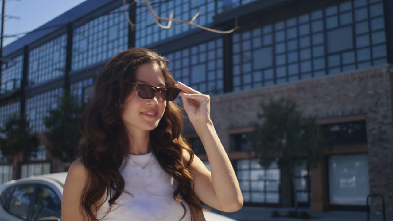 길거리에서 선글라스를 입은 웃는 여자. 안경을 입고 는 아시아 소녀.