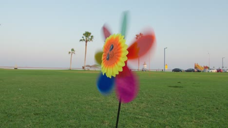 primer plano para juguetes de molino de viento de color arco iris para niños juguete en la playa