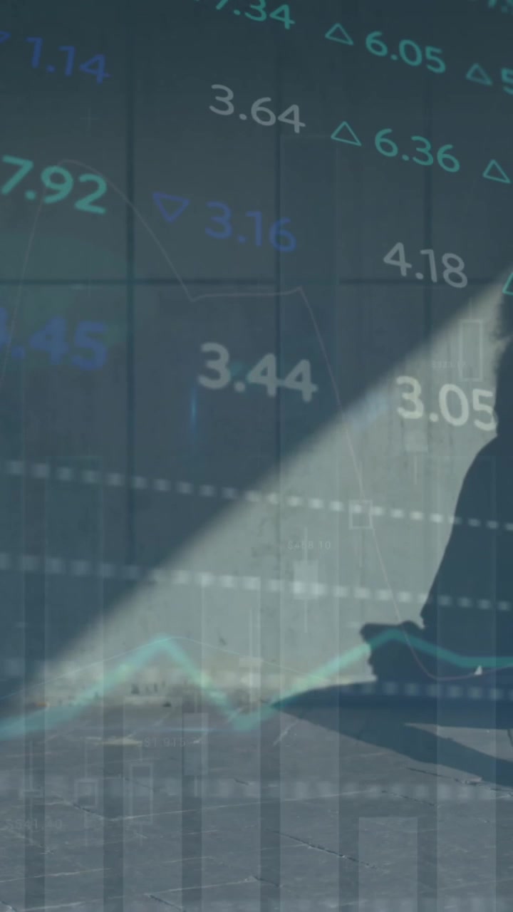 Animazione dell'elaborazione di dati finanziari su una donna che utilizza uno smartphone