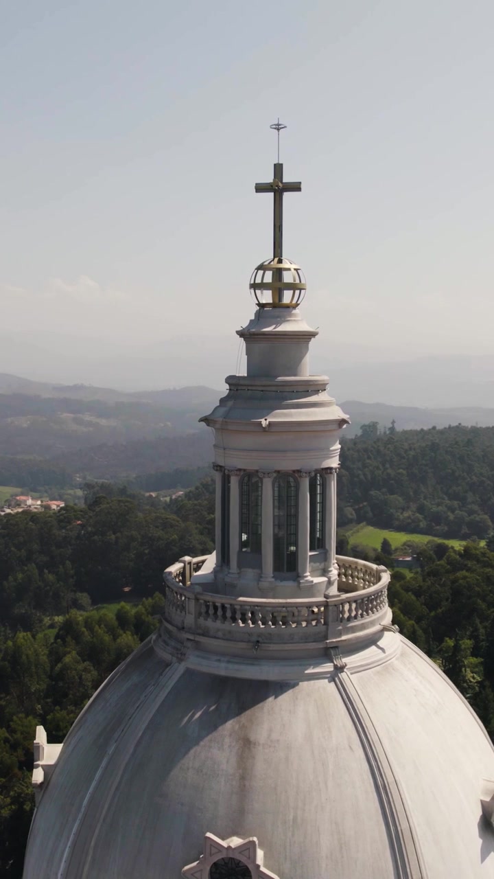 Órbita aérea vertical alrededor de la cúpula del Santuario de Nuestra Señora de Sameiro en Braga, Portugal