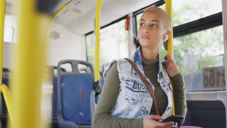 mujer de raza mixta tomando el autobús