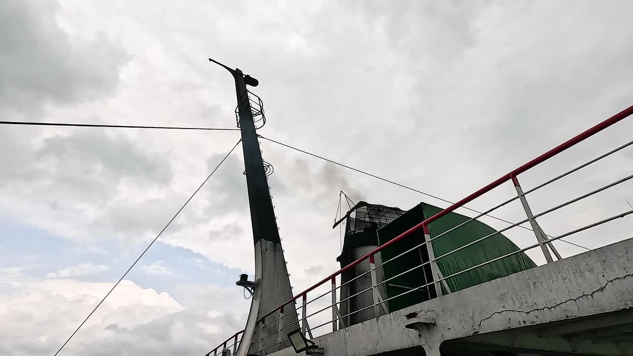 한 배 가 구름 이 가득 한 하늘 아래 여행 하고 있다