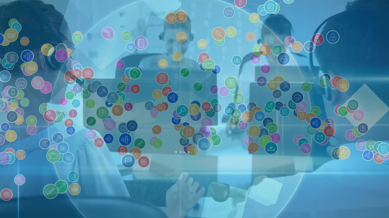 사무실에서 일하는 고객관리 임원들의 팀을 상대로 디지털 아이콘의 네트워크