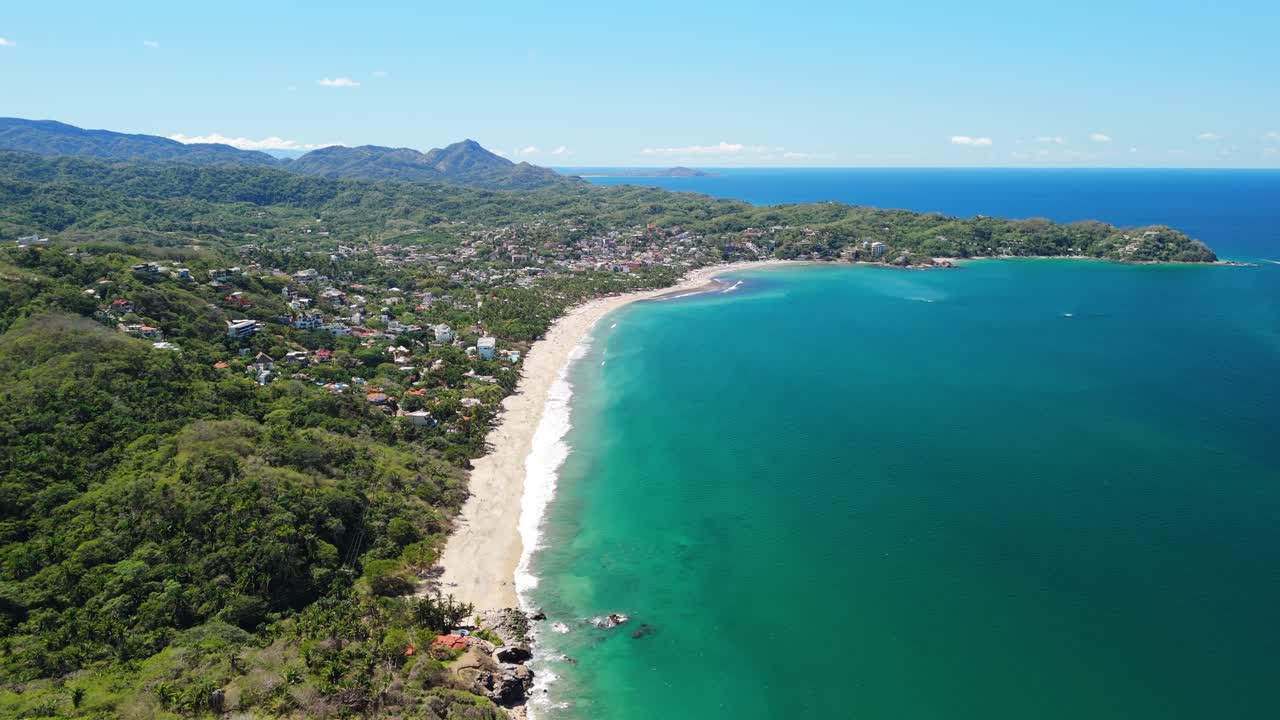 vuelo de avión no tripulado cinematográfico sobre la costa de sayulita, méxico