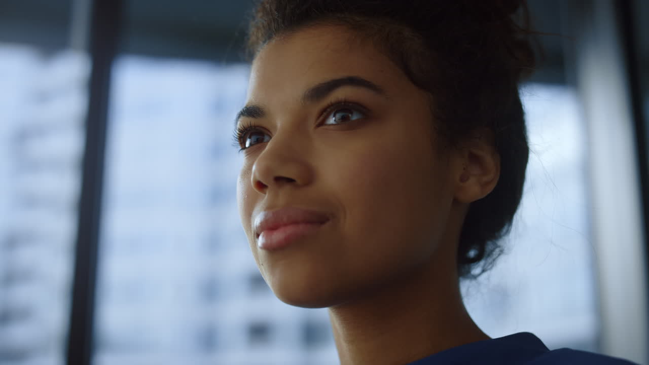 cara de mujer de negocios afro en la oficina. sonriente profesional bebiendo café de la taza