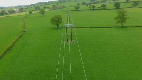 Disparo-De-Revelación-Lenta-De-Las-Nuevas-Líneas-Eléctricas-Instaladas-Para-El-Parque-Eólico-Clocaenog-En-Denbighshire-Y-Conwy,-Gales-Del-Norte