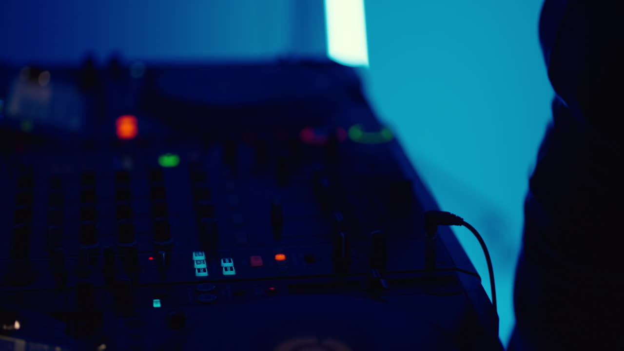 dj femenina actuando en un estudio oscuro