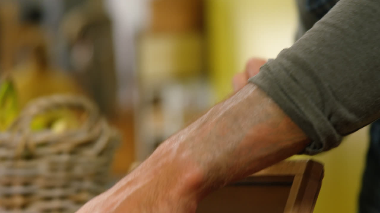 유기농 부문에서 딸기를 배열하는 남성 직원