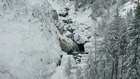 voando para longe de pequenas cachoeiras no deserto coberto de neve