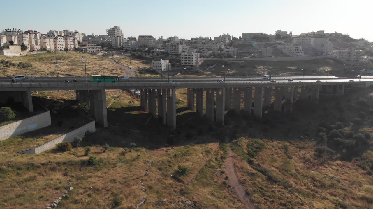 Traffico e ponte a Gerusalemme, vista aerea