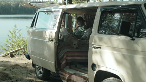 mujer y perro descansando en un remolque de viaje