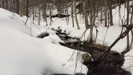 Eine-Wunderschöne-Winterlandschaft-Auf-Den-Schneebedeckten-Bergen-Mit-Einem-Gebirgsbach