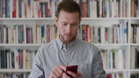 Retrato-Joven-Caucásico-Usando-Un-Empresario-De-Teléfonos-Inteligentes-Enviando-Mensajes-De-Texto-Navegando-Trabajando-En-Línea-Enviando-Mensajes-Concentrándose-En-Cámara-Lenta