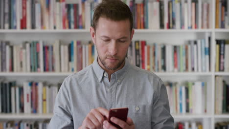 retrato joven hombre caucásico usando un teléfono inteligente empresario enviando mensajes de texto navegando trabajando en línea enviando mensajes concentrándose en cámara lenta
