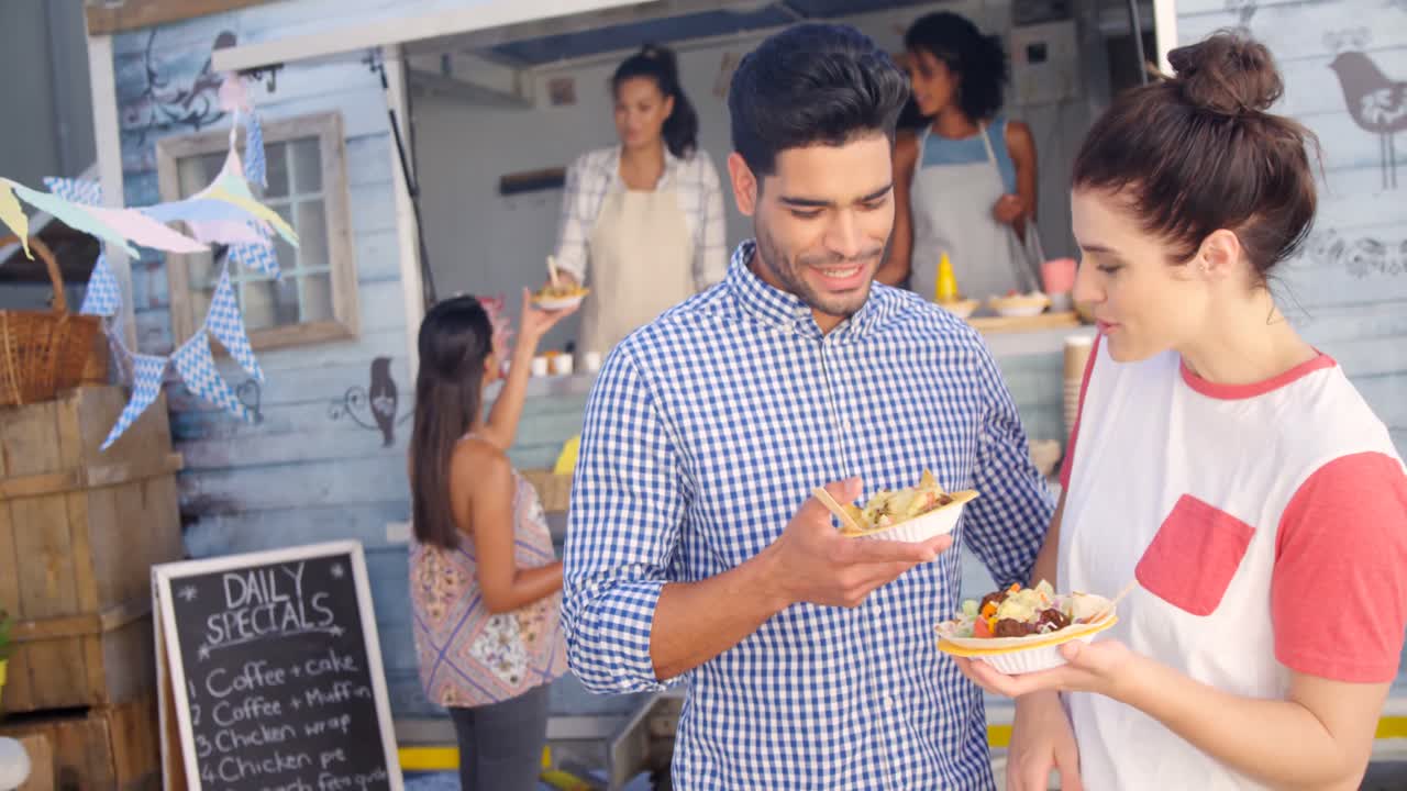 pareja comiendo una comida