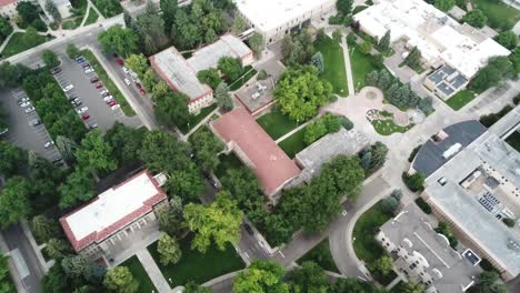 Campus-De-Csu-De-La-Universidad-Estatal-De-Colorado-Fort-Collins,-Vista-Aérea-Del-Edificio-De-Administración-Y-El-Parque-Oval