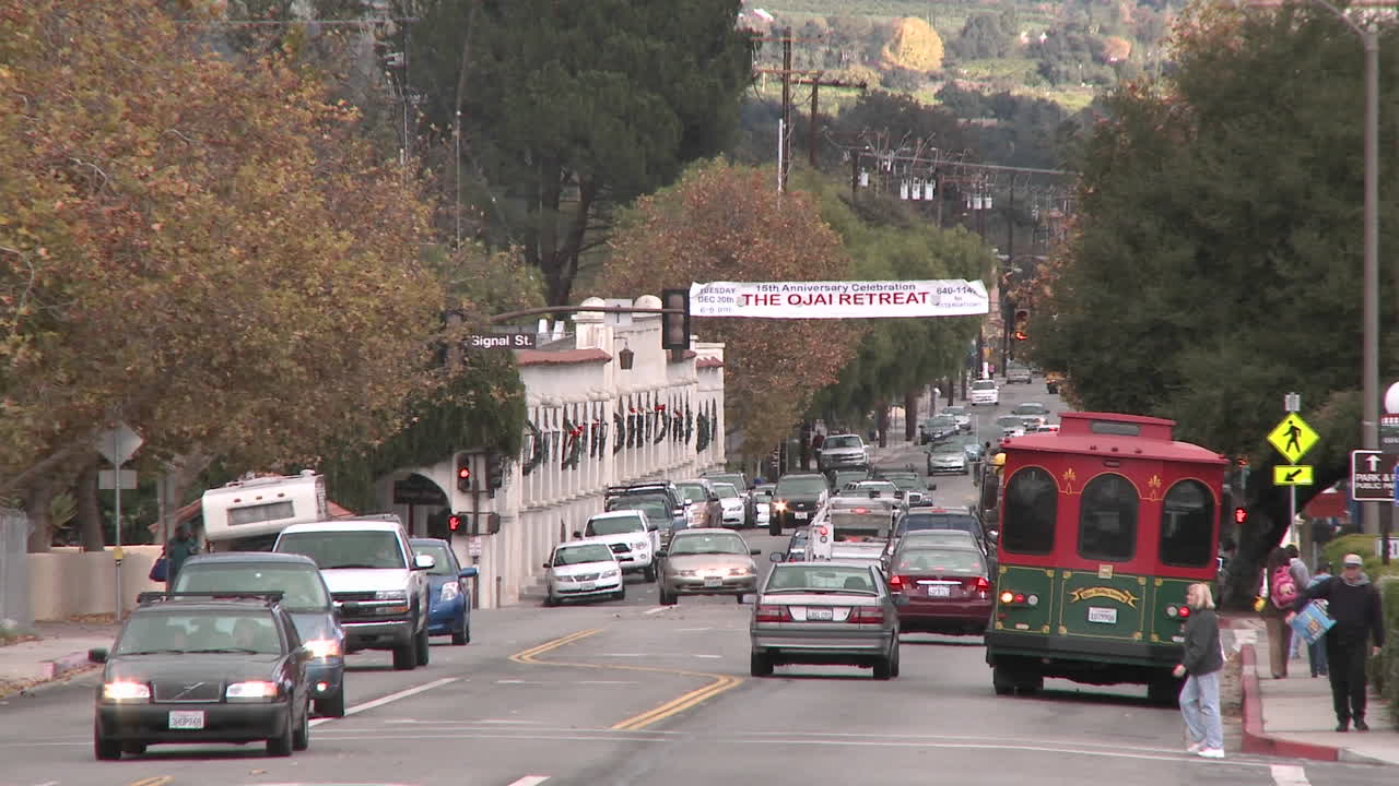 aléjese de los automóviles que conducen y de las personas que cruzan la calle en el centro de ojai, california