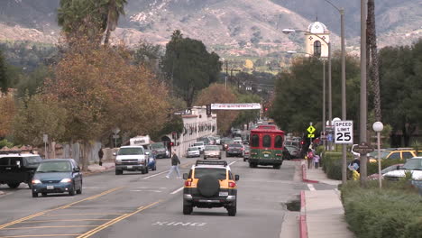 aléjese de los automóviles que conducen y de las personas que cruzan la calle en el centro de ojai, california