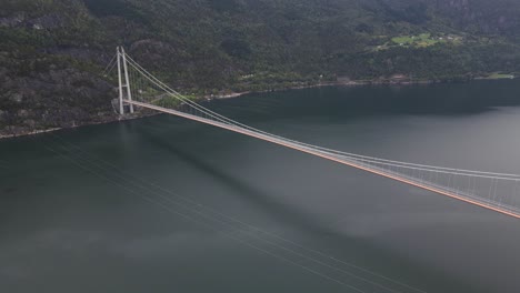 Imágenes-Panorámicas-Del-Puente-Hardanger,-Uno-De-Los-Puentes-Colgantes-Más-Largos-Del-Mundo