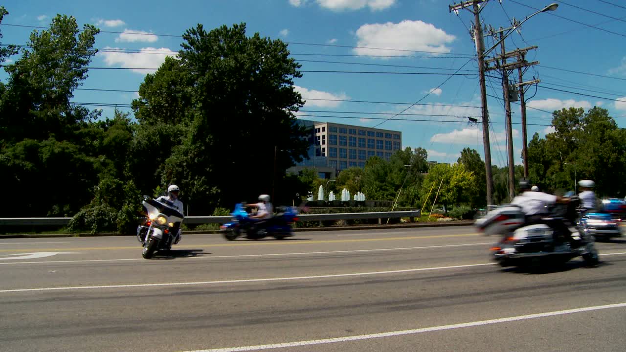 신사의 퍼레이드는 원을 그리며 이동하는 오토바이를 특징으로 합니다.