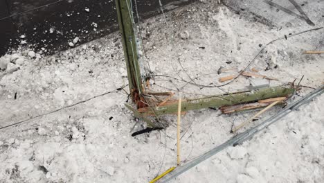 poste eléctrico de madera roto en temporada de invierno, vista de órbita aérea