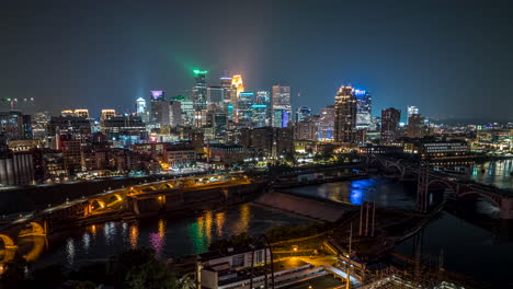 Drohnen-Nacht-Hyperlapse-über-Dem-Mississippi-River-Mit-Beleuchteter-Skyline-Von-Minneapolis