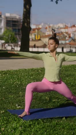 una mujer joven practicando yoga en un parque.