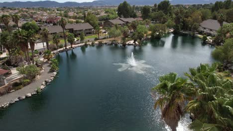 murrieta hot springs resort ca usa, veduta aerea del drone del lago e della fontana nella giornata di sole