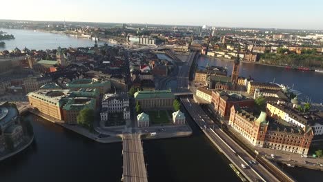 Una-Vista-Aérea-Muestra-El-Tráfico-Circulando-En-El-Riksgatan-En-Estocolmo,-Suecia,-Pasando-Edificios