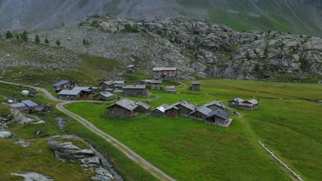 temporada de verano en el pueblo de pizzo scalino y alpe prabello de valmalenco en el norte de italia