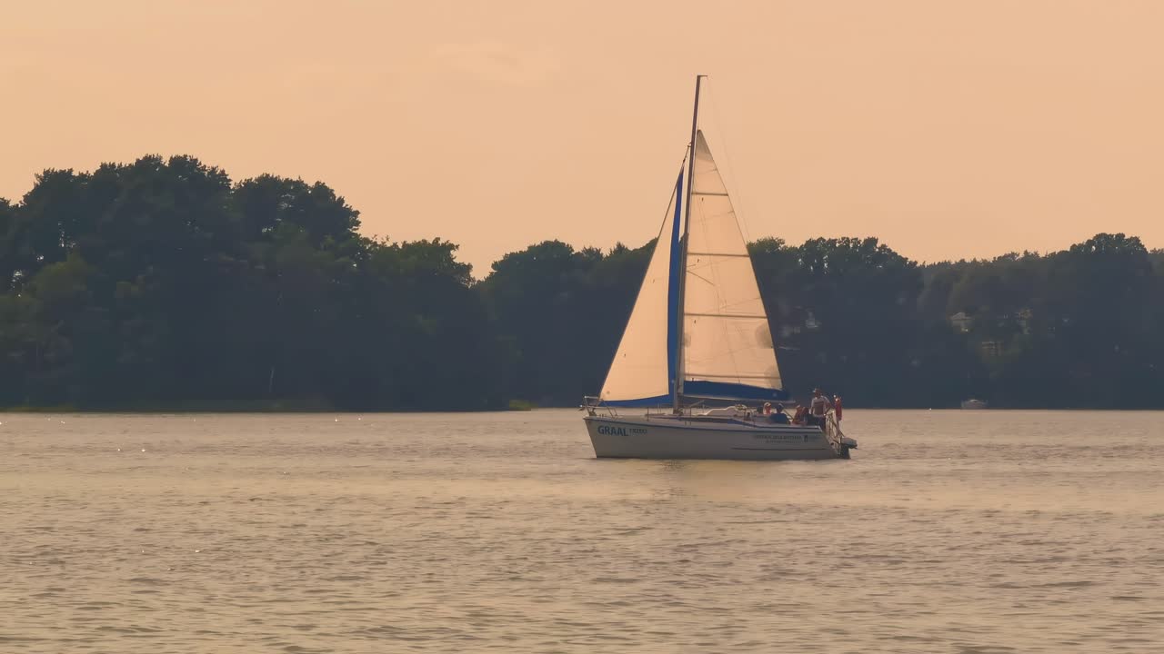 barco de vela en el agua del océano, estilo de vida al aire libre