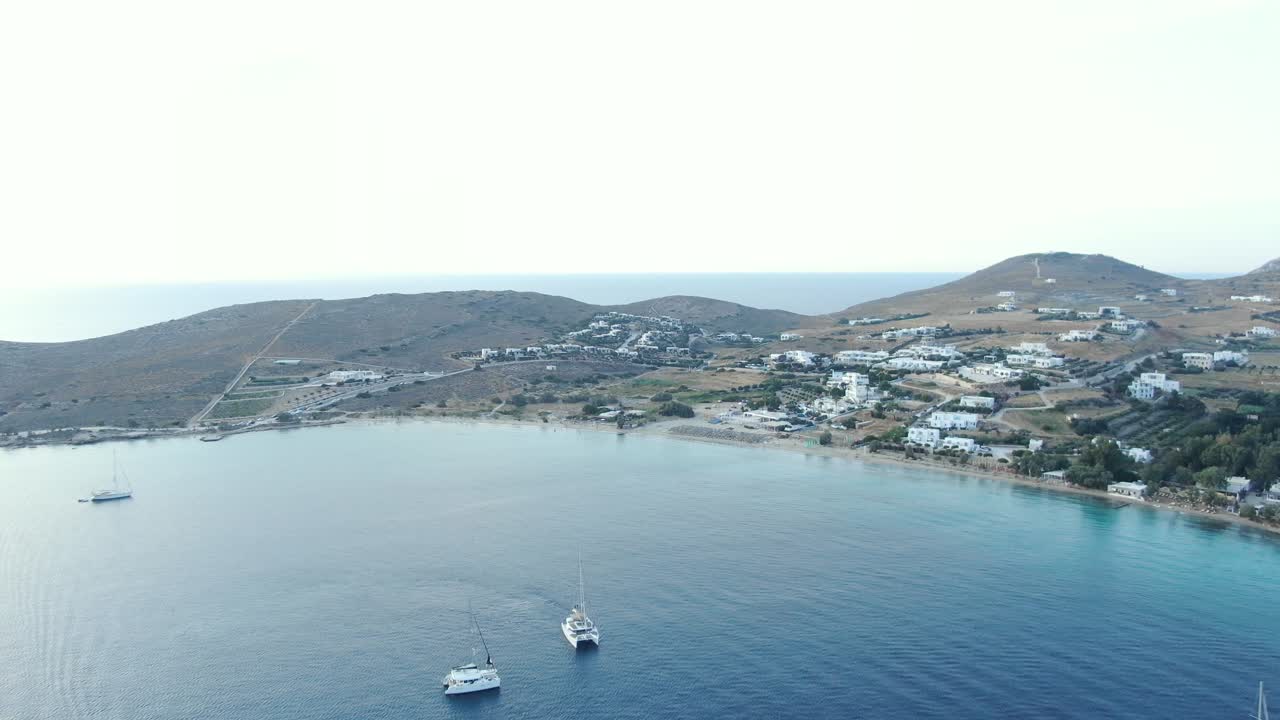 droneshot de la playa de marcello en la isla de paros grecia