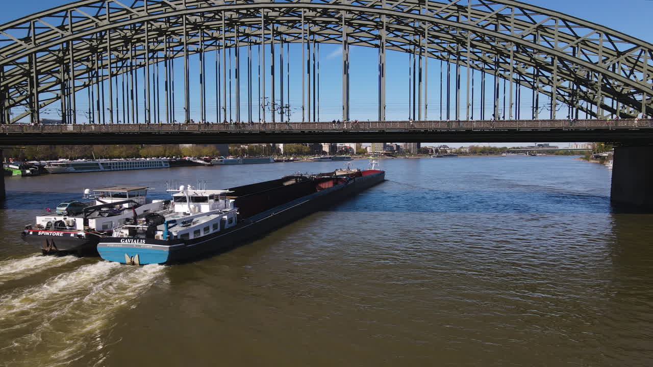 barco de carga de seguimiento aéreo pasando por debajo del puente hohenzollern colonia alemania